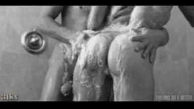 Моет попку